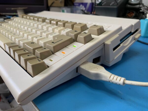 Amiga A600 computer - Image 4